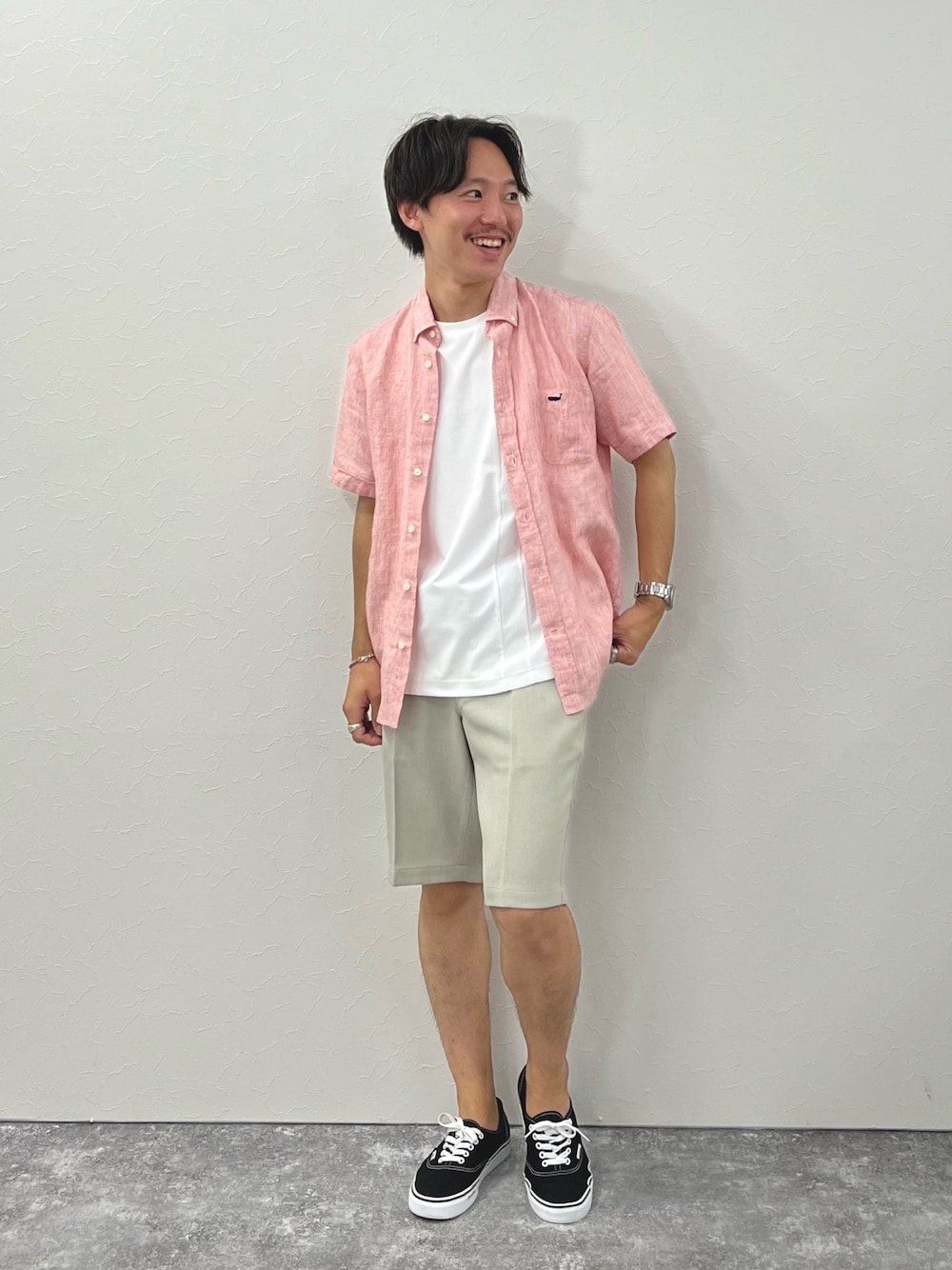 レッド系のシャツ/ブラウス、ホワイト系のTシャツ/カットソー、グレー系のその他パンツを着用したメンズの夏コーディネートの1枚目の写真