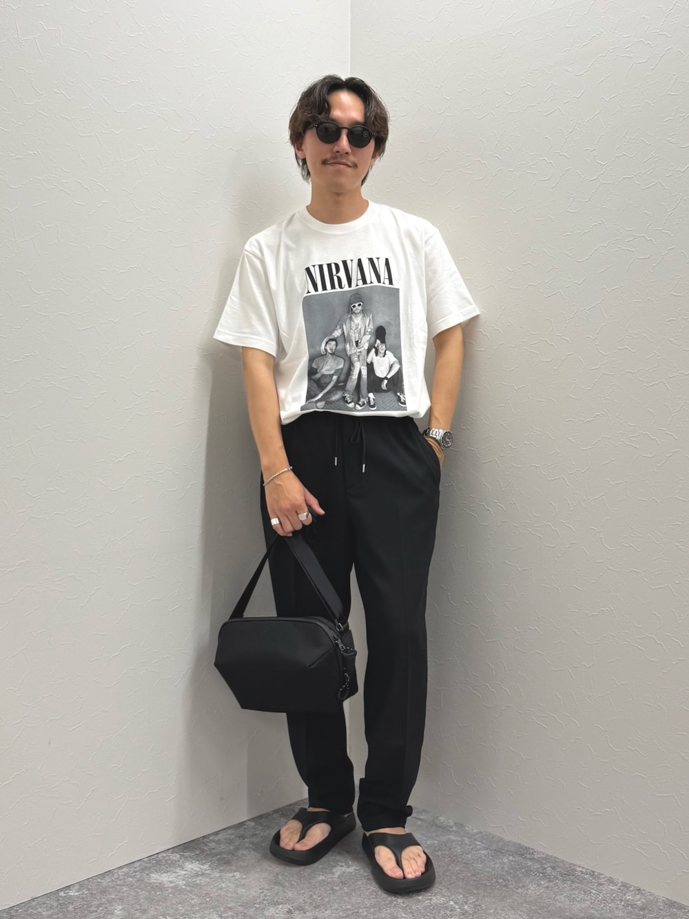 「サンダル、夏コーデ、白Tシャツ、サングラス、Tシャツ、ショルダーバッグ、ブラックコーデ、カジュアルコーデ、夏、お出かけコーデ、シンプルコーデ、モノトーン、モノトーンコーデ」｜「GOOD ROCK SPEEDの【GOOD ROCK SPEED】別注 NIRVANA / ニルヴァーナ プリントTシャツ（Tシャツ/カットソー、ホワイト系）」を使った、nishiokaさん（メンズ・169cm）の夏コーディネートの1枚目の写真