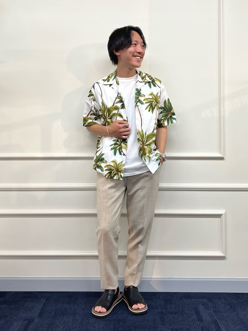 ホワイト系のシャツ/ブラウス、ホワイト系のその他パンツ、ブラック系のサンダルを着用したメンズの夏コーディネートの1枚目の写真