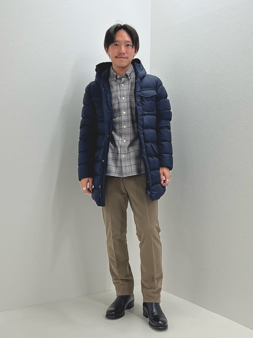 ブルー系のダウンジャケット/コート、グレー系のシャツ/ブラウス、ベージュ系のその他パンツを着用したメンズの秋コーディネートの1枚目の写真