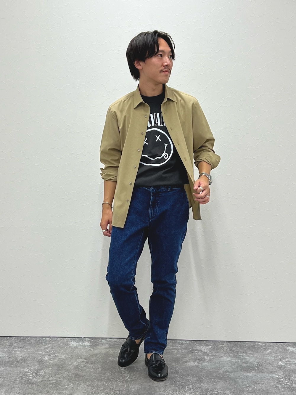 ベージュ系のシャツ/ブラウス、ブラック系のTシャツ/カットソー、ブルー系のデニムパンツを着用したメンズの夏コーディネートの1枚目の写真