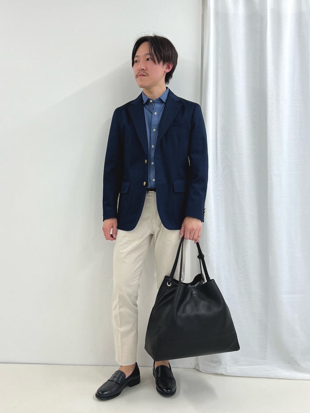 ブルー系のシャツ/ブラウス、ホワイト系のチノパンツ、ブラック系のローファーを着用したメンズの春コーディネートの1枚目の写真