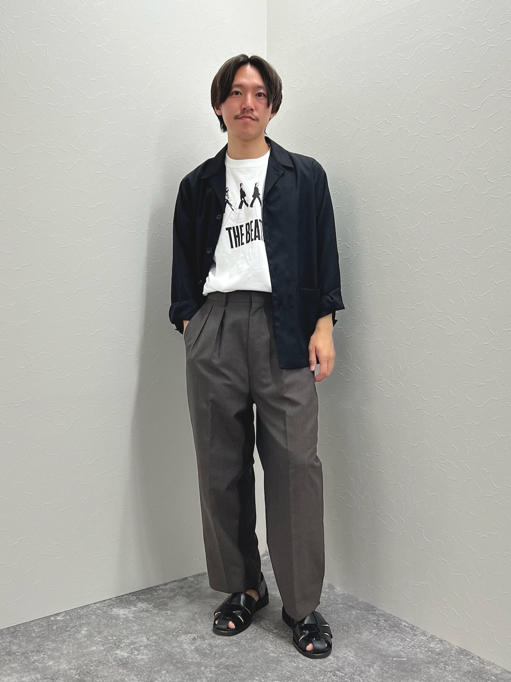 「きれいめカジュアル、春夏コーデ、スラックス、シャツスタイル、休日スタイル、シンプルコーデ、グルカサンダル、カジュアルコーデ、夏コーデ、初夏コーデ、シンプルスタイル、プリントT、ワイドスラックス」｜「NOLLEY’Sの《セットアップ対応》【WORK ABOUT】リネンライク カバーオール（シャツ/ブラウス、ブラック系）」を使った、nishiokaさん（メンズ・169cm）の春コーディネートの1枚目の写真