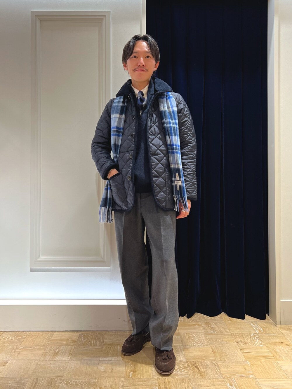 ブルー系のブルゾン、ブルー系のネクタイ、ブルー系のニット/セーターを着用したメンズの冬コーディネートの1枚目の写真