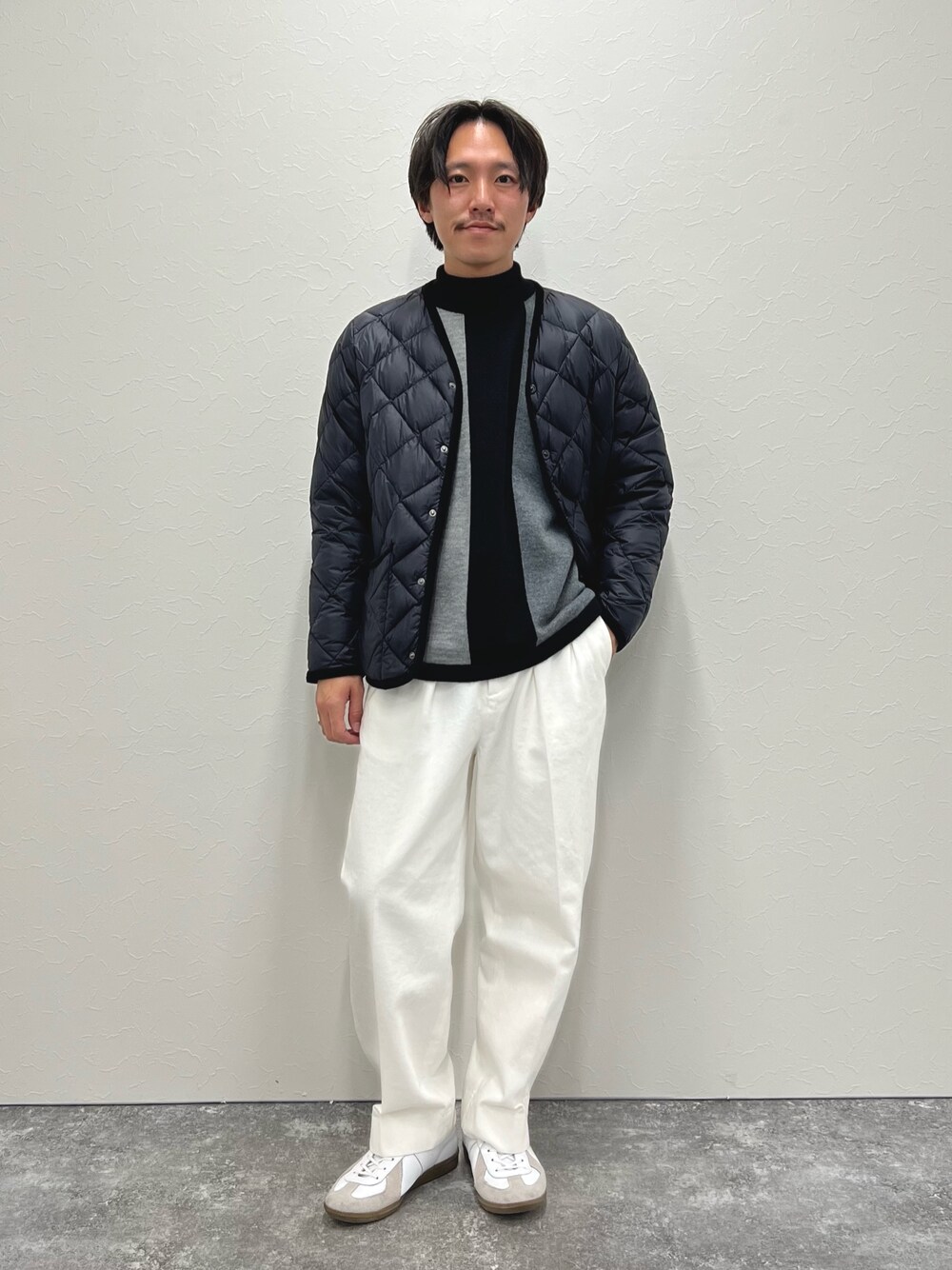 ブラック系のニット/セーター、ブラック系のダウンジャケット/コートを着用したメンズの冬コーディネートの1枚目の写真