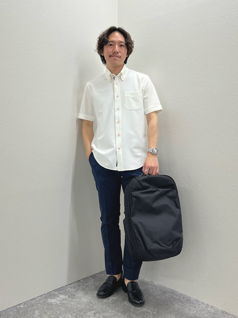 ホワイト系のシャツ/ブラウス、ブルー系のその他パンツ、ブラック系のバックパック/リュックを着用したメンズの春コーディネートの1枚目の写真