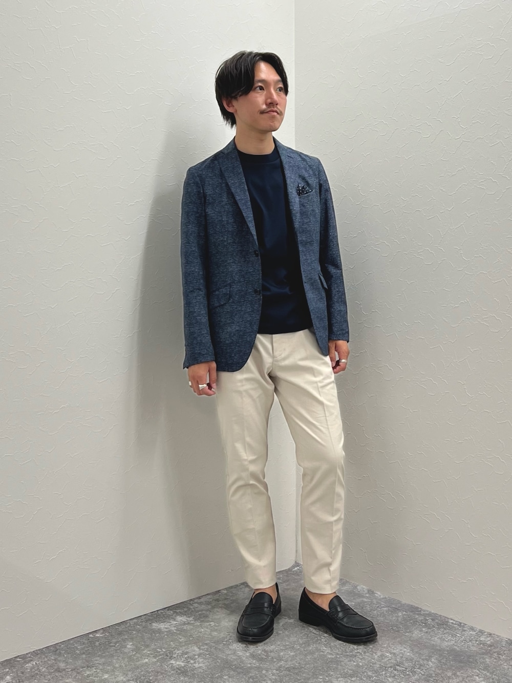 ブルー系のテーラードジャケット、ホワイト系のチノパンツ、ブルー系のTシャツ/カットソーを着用したメンズの春コーディネートの1枚目の写真