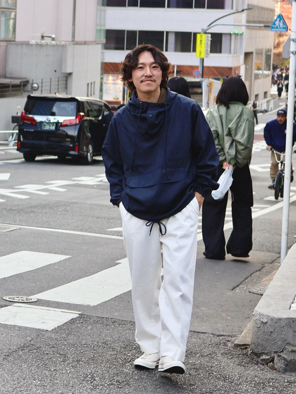 ブルー系のブルゾン、ホワイト系のデニムパンツ、ホワイト系のスニーカーを着用したメンズの春コーディネートの1枚目の写真