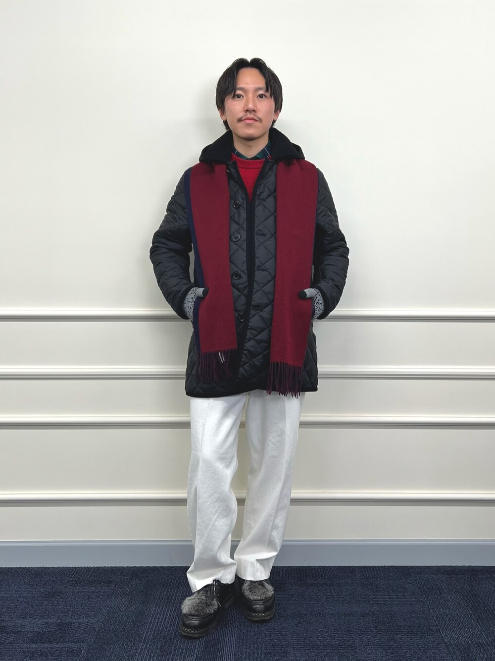 ブラック系のブルゾン、レッド系のニット/セーター、グリーン系のシャツ/ブラウスを着用したメンズの冬コーディネートの1枚目の写真