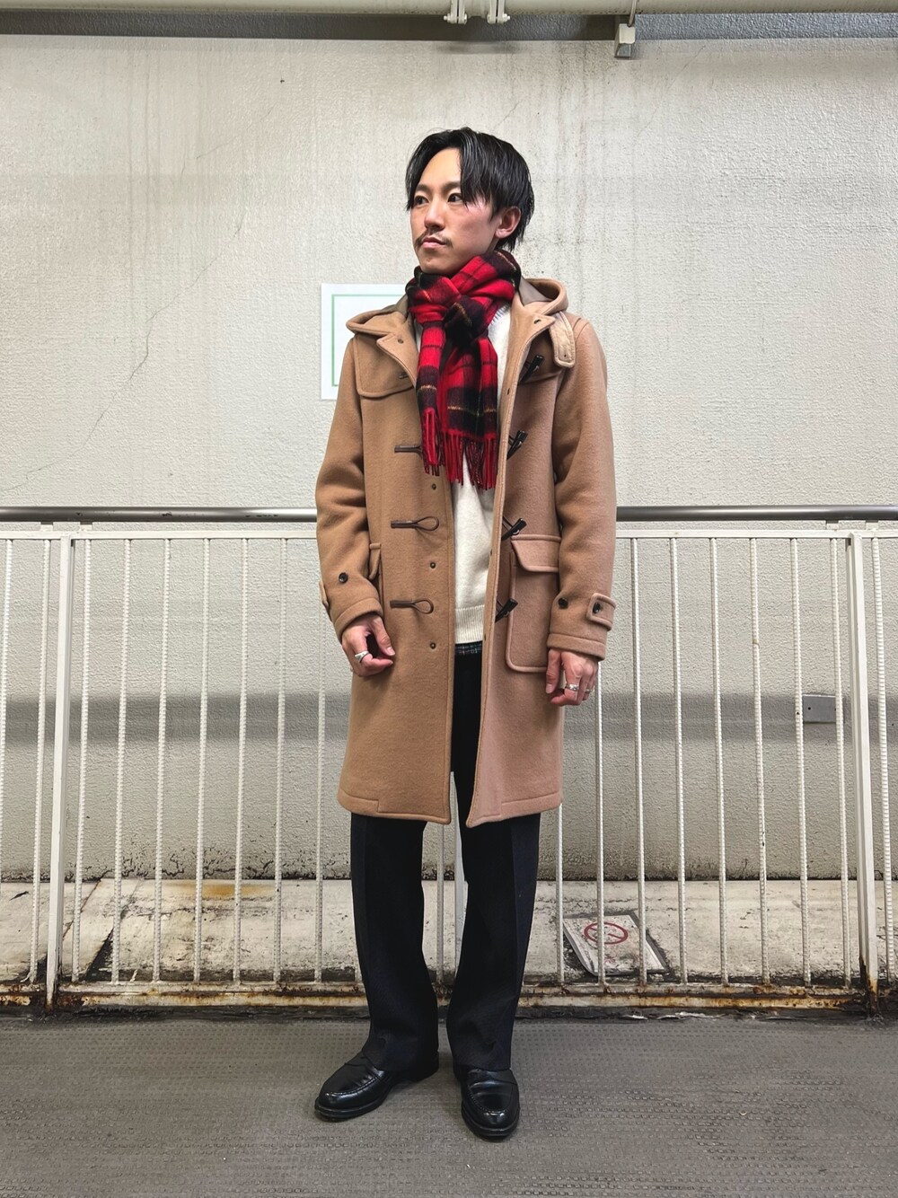 「ワイドパンツ、レイヤードスタイル、冬コーデ、ニット、チェック、休日スタイル、スラックス、お出かけコーデ、マフラー、コート、きれいめカジュアル、カジュアルコーデ、冬アウター、ダッフルコート、大人カジュアル」｜「NOLLEY'S goodmanの《ビジカジ対応》Super100 メルトンダッフルコート（ダッフルコート、ベージュ系）」を使った、nishiokaさん（メンズ・169cm）の冬コーディネートの1枚目の写真