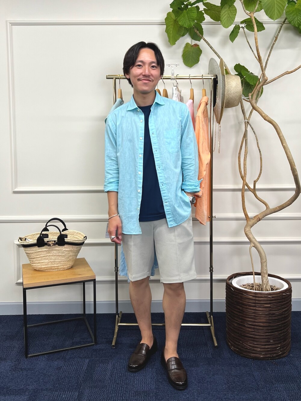 グリーン系のシャツ/ブラウス、ブルー系のTシャツ/カットソー、グレー系のその他パンツを着用したメンズの夏コーディネートの1枚目の写真