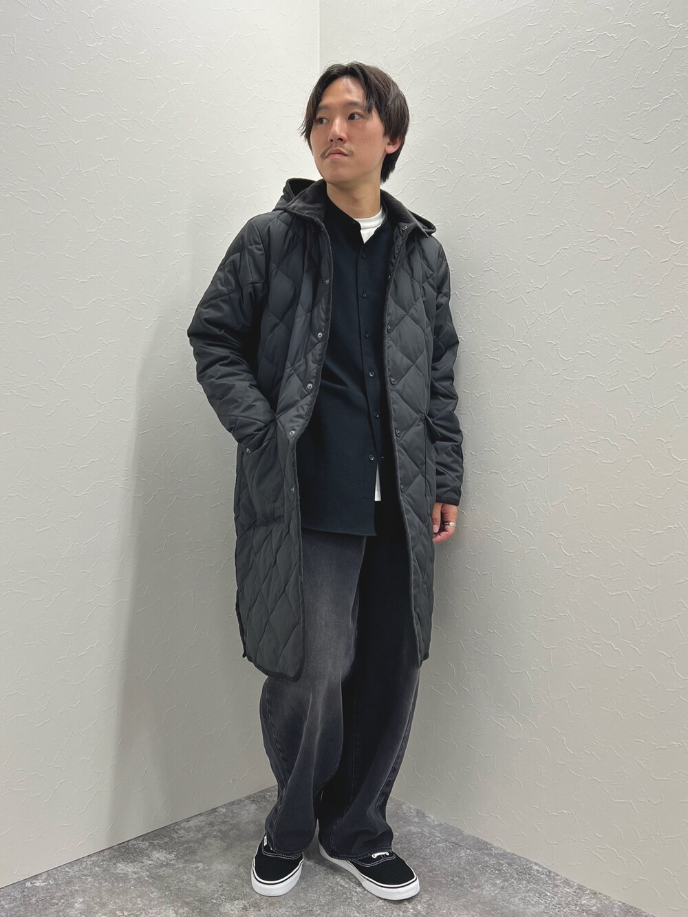「お出かけコーデ、デニム、大人コーデ、ダウン、ダウンコート、キルティング、秋冬コーデ、冬コーデ、カジュアル、カジュアルコーデ、モノトーン、モノトーンコーデ、フードコート、きれいめカジュアル、コート」｜「TAIONの【TAION/タイオン】別注キルティング フードダウンコート（ダウンジャケット/コート、グレー系）」を使った、nishiokaさん（メンズ・169cm）の夏コーディネートの1枚目の写真