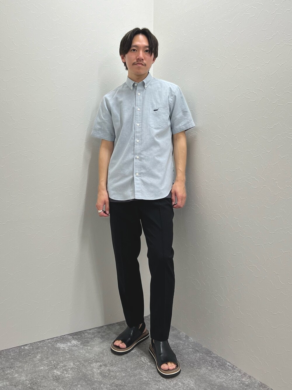 ブルー系のシャツ/ブラウス、ブラック系のその他パンツ、ブラック系のサンダルを着用したメンズの春コーディネートの1枚目の写真