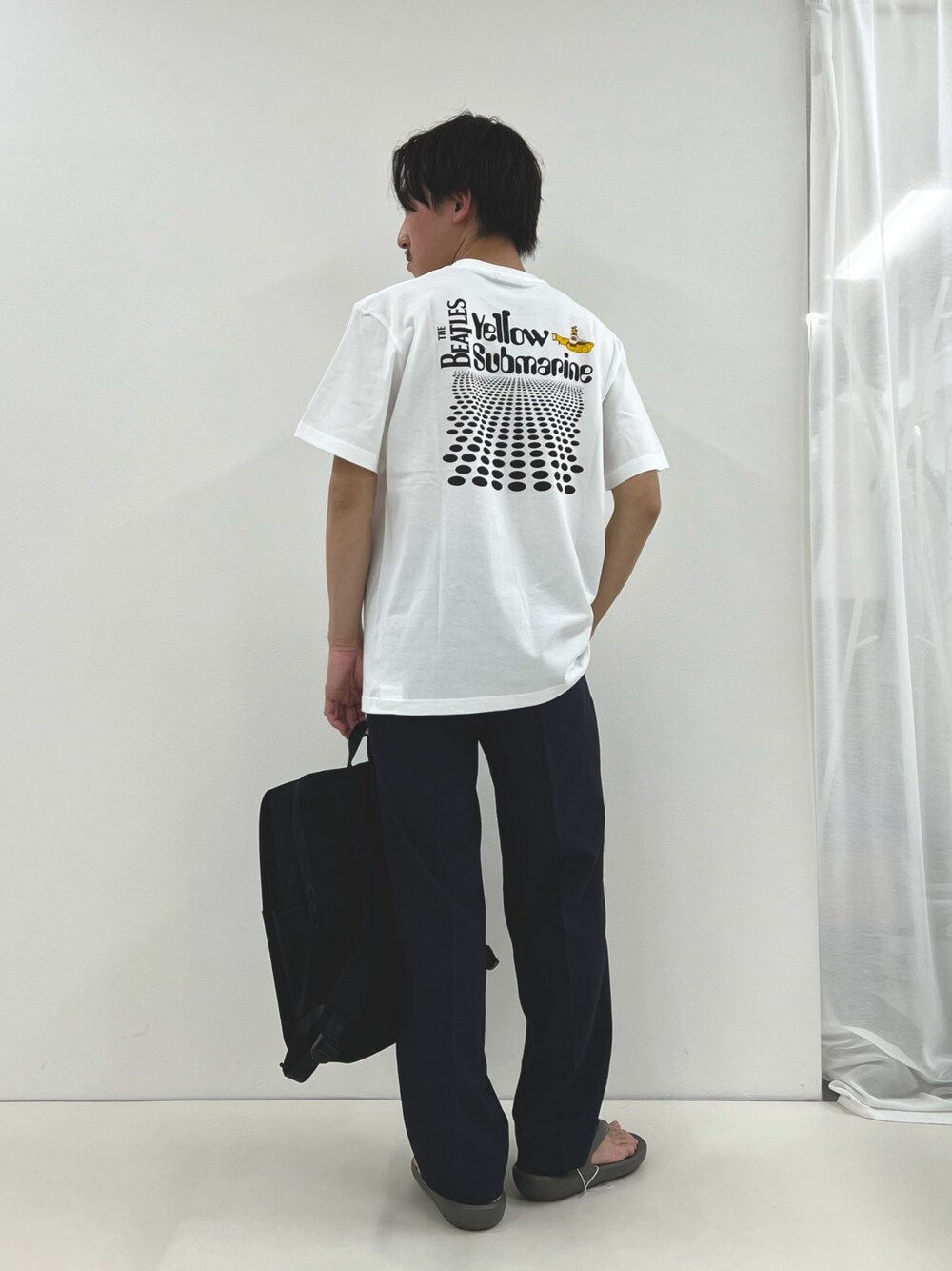 ホワイト系のTシャツ/カットソー、ブラック系のその他パンツ、ブラック系のバックパック/リュックを着用したメンズの春コーディネートの1枚目の写真