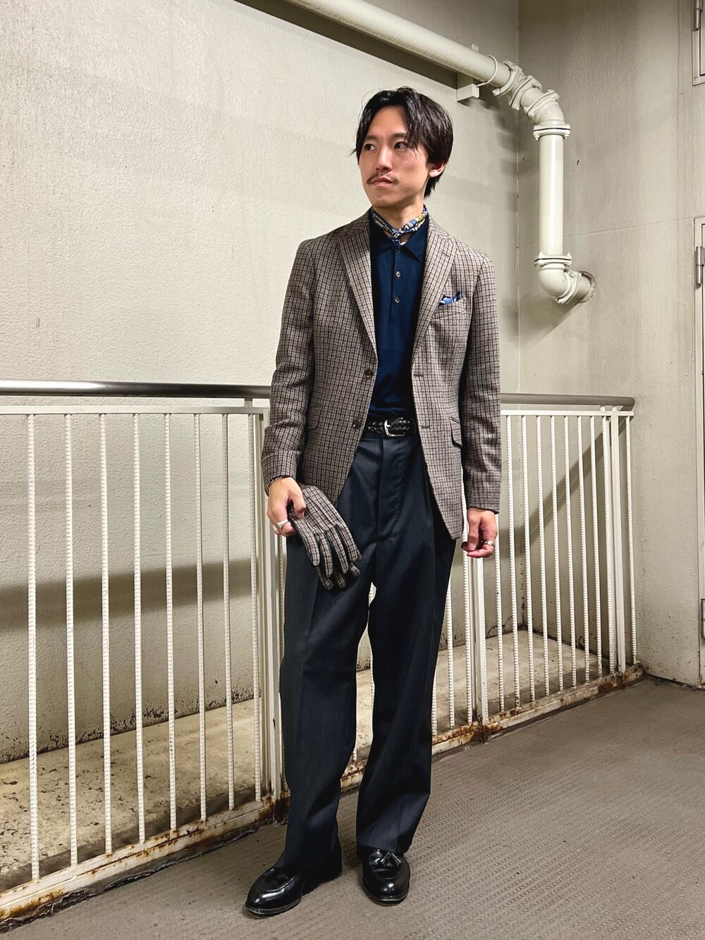 「ファッションを楽しもう、お出かけコーデ、レザー、冬コーデ、ニット、ローファー、メンズファッション、大人コーデ、お洒落さんとつながりたい、秋冬コーデ、テーラードジャケット、ジャケットスタイル、ジャケット、ニットポロ、シンプルスタイル」｜「CROCKETT&JONESのアイテム（ローファー、ブラック系）」を使った、nishiokaさん（メンズ・169cm）の秋コーディネートの1枚目の写真