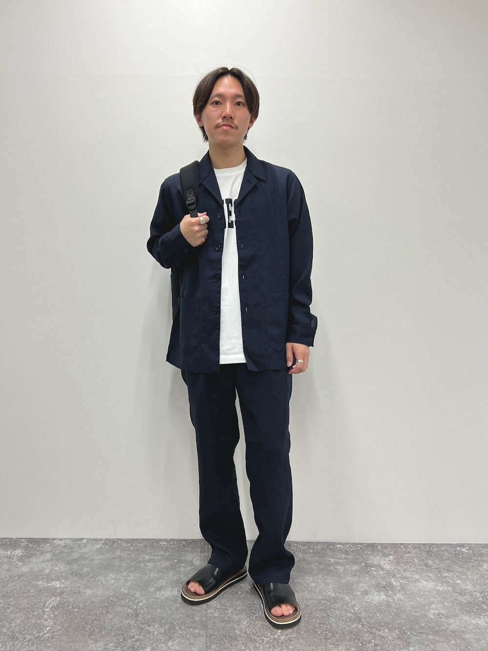 ブルー系のシャツ/ブラウス、ホワイト系のTシャツ/カットソー、ブルー系のその他パンツを着用したメンズの春コーディネートの1枚目の写真