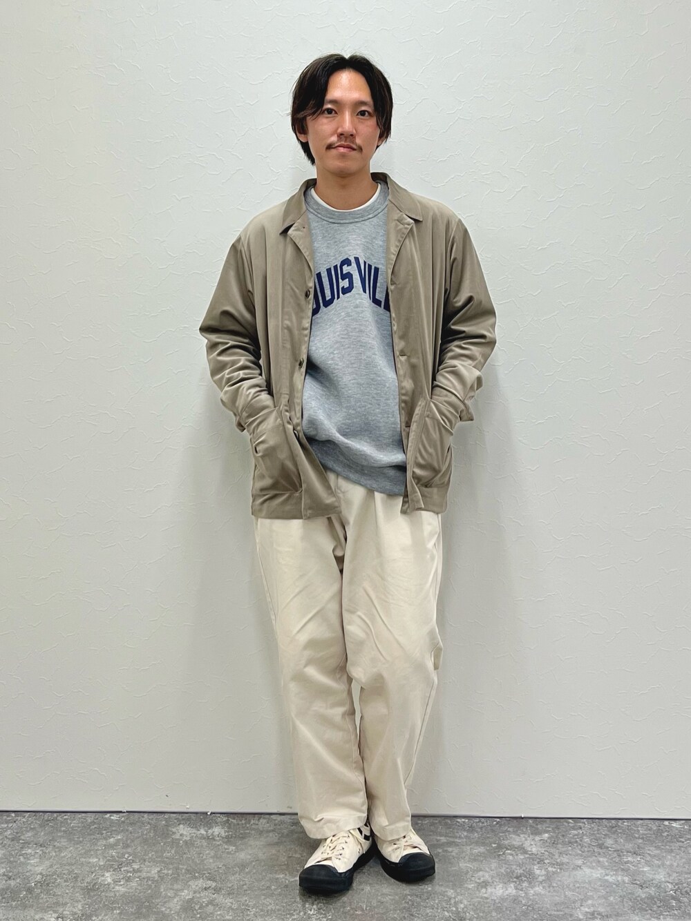 ベージュ系のシャツ/ブラウス、グレー系のスウェットを着用したメンズの秋コーディネートの1枚目の写真