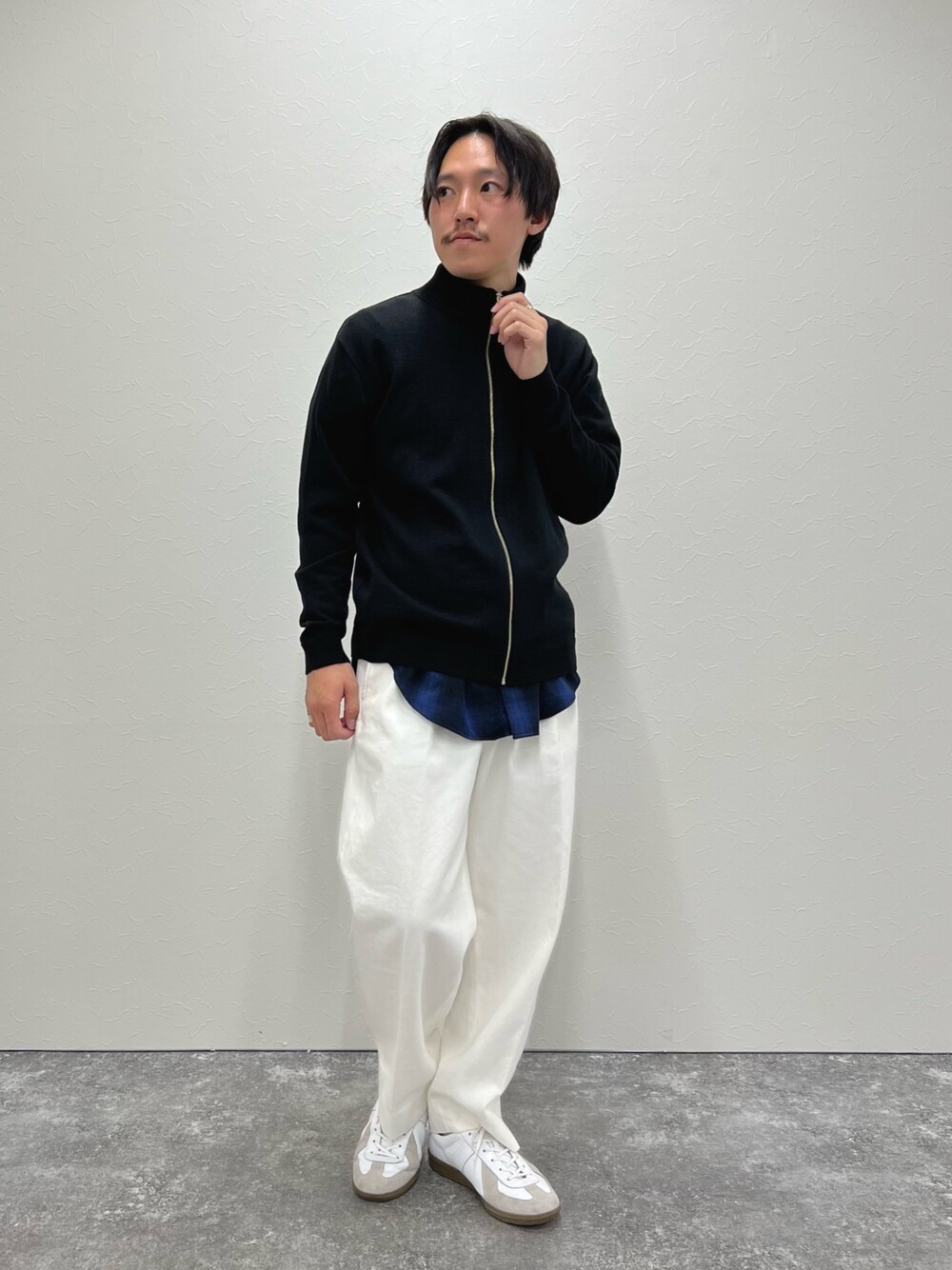 ブラック系のカーディガン/ボレロ、ブルー系のシャツ/ブラウス、ホワイト系のデニムパンツを着用したメンズの冬コーディネートの1枚目の写真