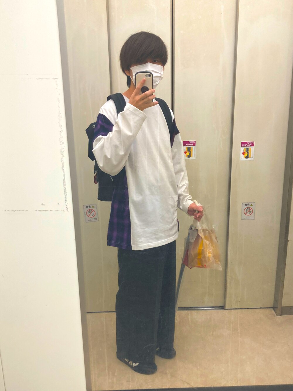 「サブカル、シンプルコーデ、オタク、ワイドパンツ、ゆるコーデ、春コーデ」｜「McDonaldsのアイテム（ハンドバッグ、ブラウン系）」を使った、MC滝澤さん（メンズ・176cm）の春コーディネートの1枚目の写真