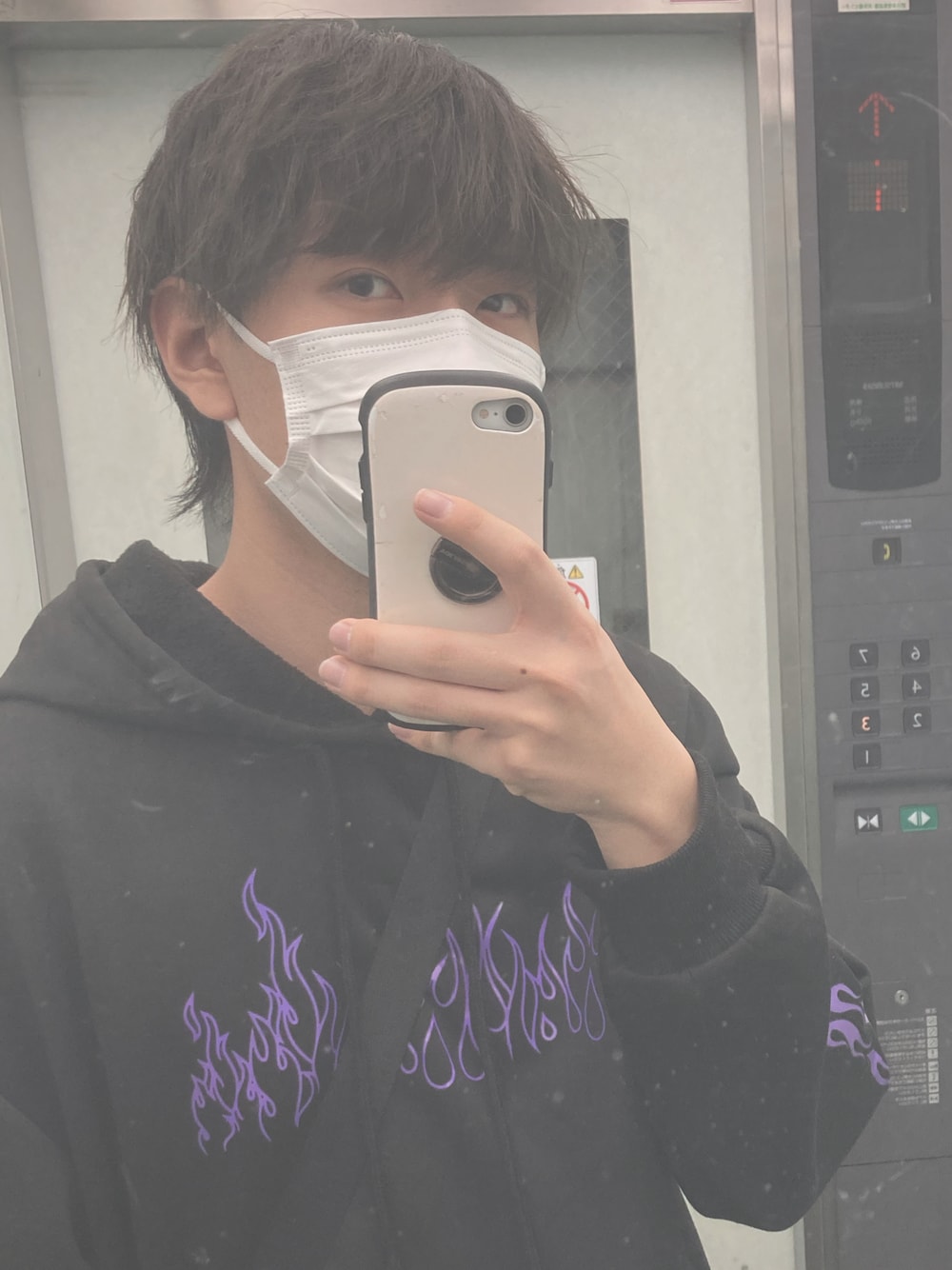 「春服、休日スタイル、shein、学生、地雷」｜「sheinのアイテム（パーカー、ブラック系）」を使った、MC滝澤さん（メンズ・176cm）の春コーディネートの1枚目の写真