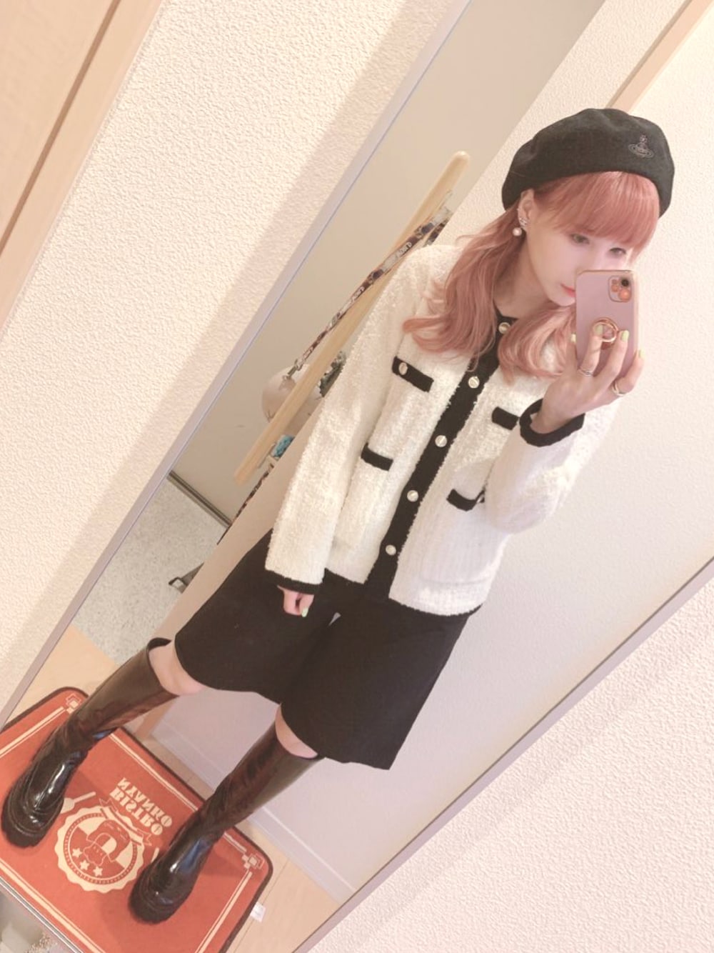 ホワイト系のカーディガン/ボレロ、ブラック系のその他パンツ、ブラック系のブーツを着用したレディースの秋コーディネートの1枚目の写真