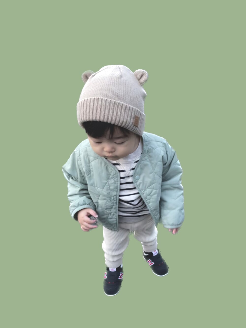 「むすこーで、1歳2ヶ月、今日のコーデ、親子コーデ、ニューバランス、New Balance、シンプル、おしゃれさんと繋がりたい」｜「UNIQLOのアイテム（ノーカラージャケット、グリーン系）」を使った、uiuiさん（レディース・165cm）の冬コーディネートの1枚目の写真