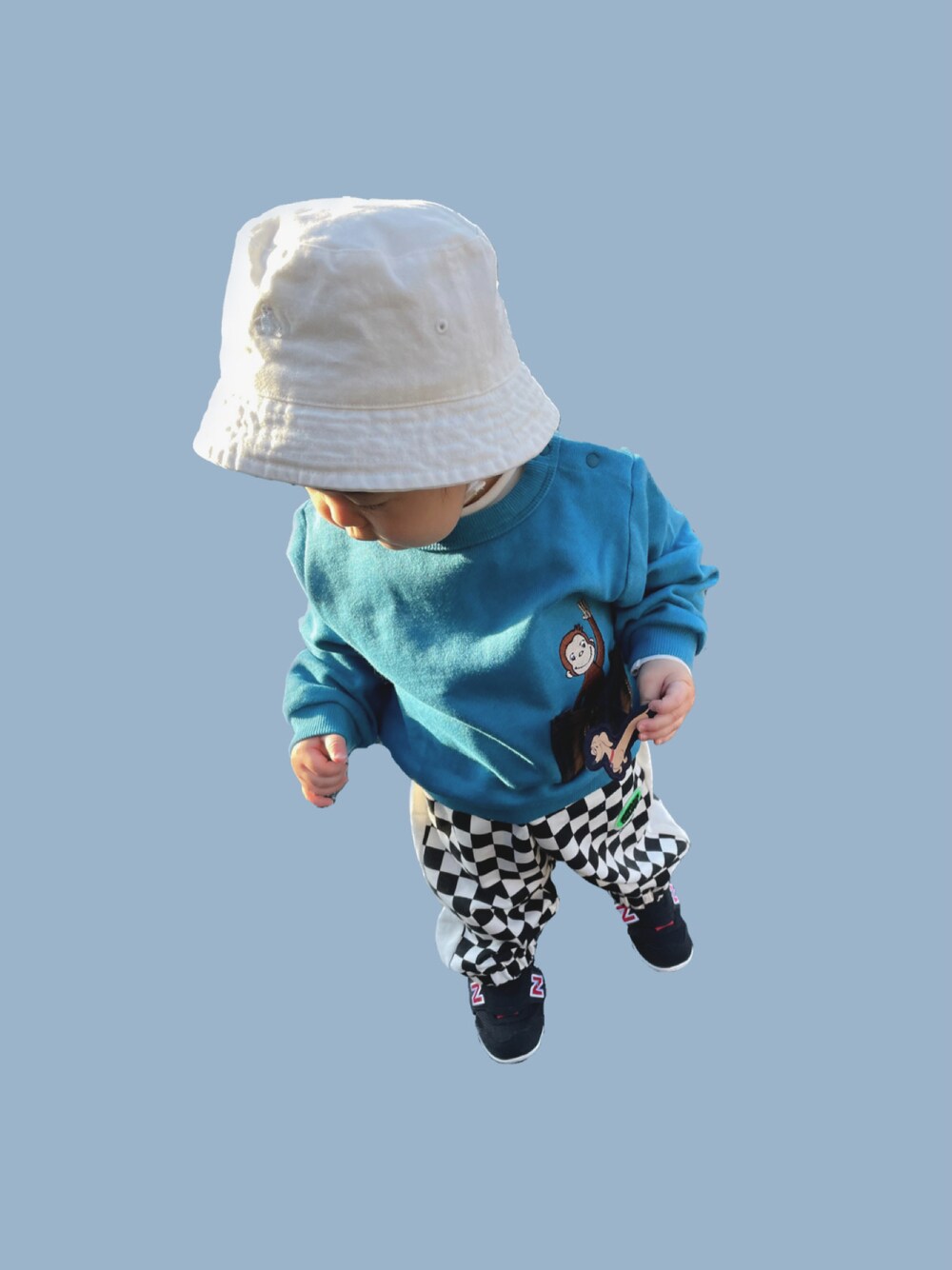 「むすこーで、1歳2ヶ月、男の子、おとこのこ、オーバーサイズ、今日のコーデ、petit main、プティマイン、BREEZE、ブリーズ、New Balance、親子コーデ、外遊びコーデ」｜「petit mainの【おさるのジョージ】ポケットモチーフトレーナー（スウェット、ブルー系）」を使った、uiuiさん（キッズ・90cm）の冬コーディネートの1枚目の写真