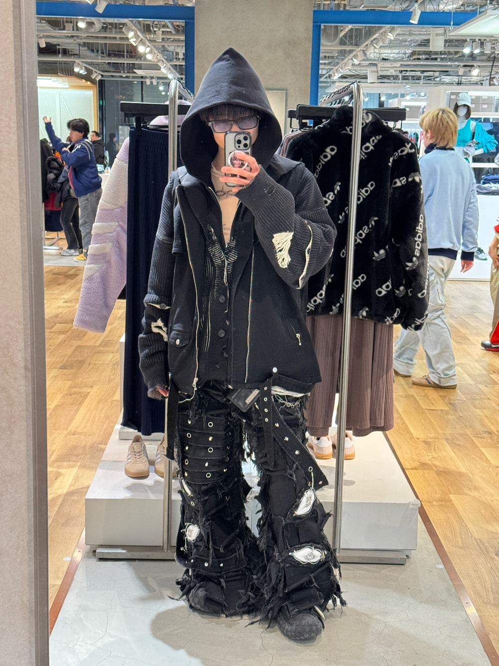 「スニーカー、y2k、モノトーン、レイヤードスタイル、adrer、GRANCY」｜「UNIZのストリートファッション UNIZ ユニズ BLACK MONSTER PANTS 長ズボン フルレングス デニムパンツ ワイドデニム ダメージデニム ジーンズ サスペンダーデニムパンツ ツギハギデニム グランジデニム スタッズデニム レイヤードデニムパンツ オーバーサイズ（デニムパンツ、ブラック系）」を使った、Harutoさん（メンズ・171cm）の冬コーディネートの1枚目の写真