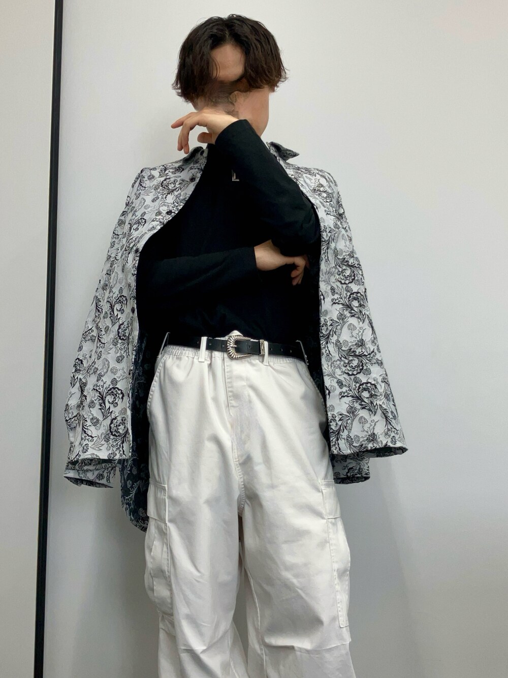 「ファッションを楽しもう、WEARyouthコーデ、今日のコスメと服、adrer、HARE、モード、柄シャツ、大学生、モノトーン、秋コーデ、低身長、カーゴパンツ」｜「GUのアイテム（カーゴパンツ、ホワイト系）」を使った、yamaeva02999さん（メンズ・168cm）の秋コーディネートの1枚目の写真