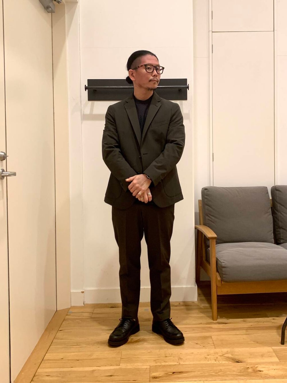 「セットアップ、オフィスカジュアル、イージーケア、ウォッシャブル、lifestyletailor」｜「URBAN RESEARCH DOORSの『イージーケア』LIFE STYLE TAILOR　4WAYストレッチコンフォータブルジャケット（スーツジャケット、グリーン系）」を使った、TATSUKIさん（メンズ・163cm）の冬コーディネートの1枚目の写真