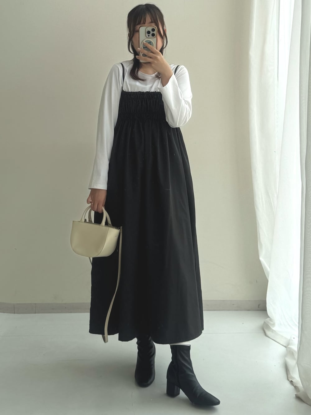 ホワイト系のTシャツ/カットソー、グレー系のワンピース、ブラック系のブーツを着用したレディースの秋コーディネートの1枚目の写真