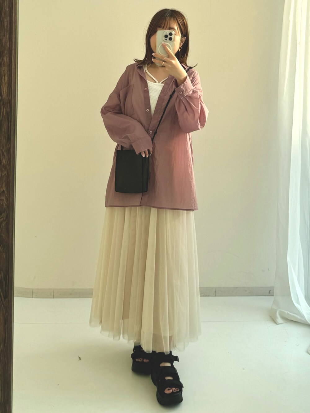 パープル系のシャツ/ブラウス、パープル系のシャツ/ブラウス、ホワイト系のキャミソールを着用したレディースの夏コーディネートの1枚目の写真