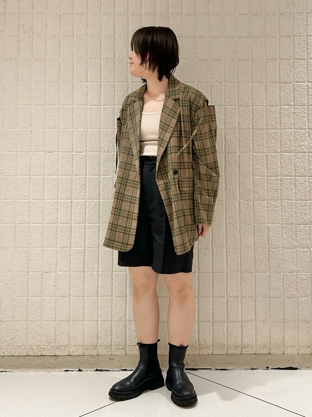 「秋服準備はじめました、秋冬コーデ、ブラウン、ショートパンツ、ブーツ、チェック、オトナカワイイ、きれいめカジュアル、KBF」｜「KBFのピンタックショートパンツ（その他パンツ、ブラック系）」を使った、みきてぃさん（レディース・157cm）の夏コーディネートの1枚目の写真