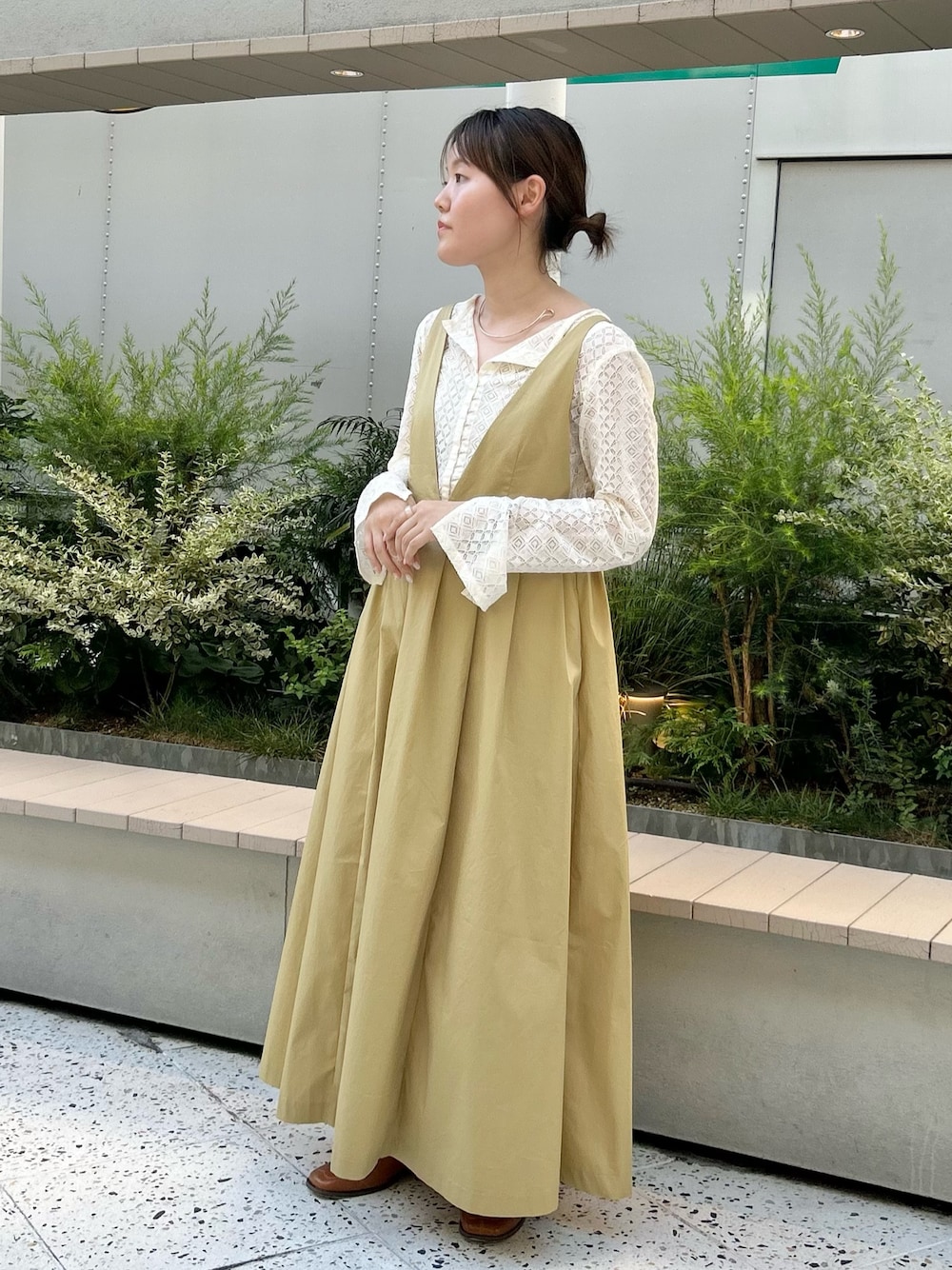 「ジャンパースカート、レーストップス、オトナカジュアル、きれいめカジュアル、お出かけコーデ、秋色、秋コーデ、秋先取りコーデ、KBF」｜「KBFのディープネックジャンパースカート（ワンピース、ベージュ系）」を使った、みきてぃさん（レディース・157cm）の夏コーディネートの1枚目の写真