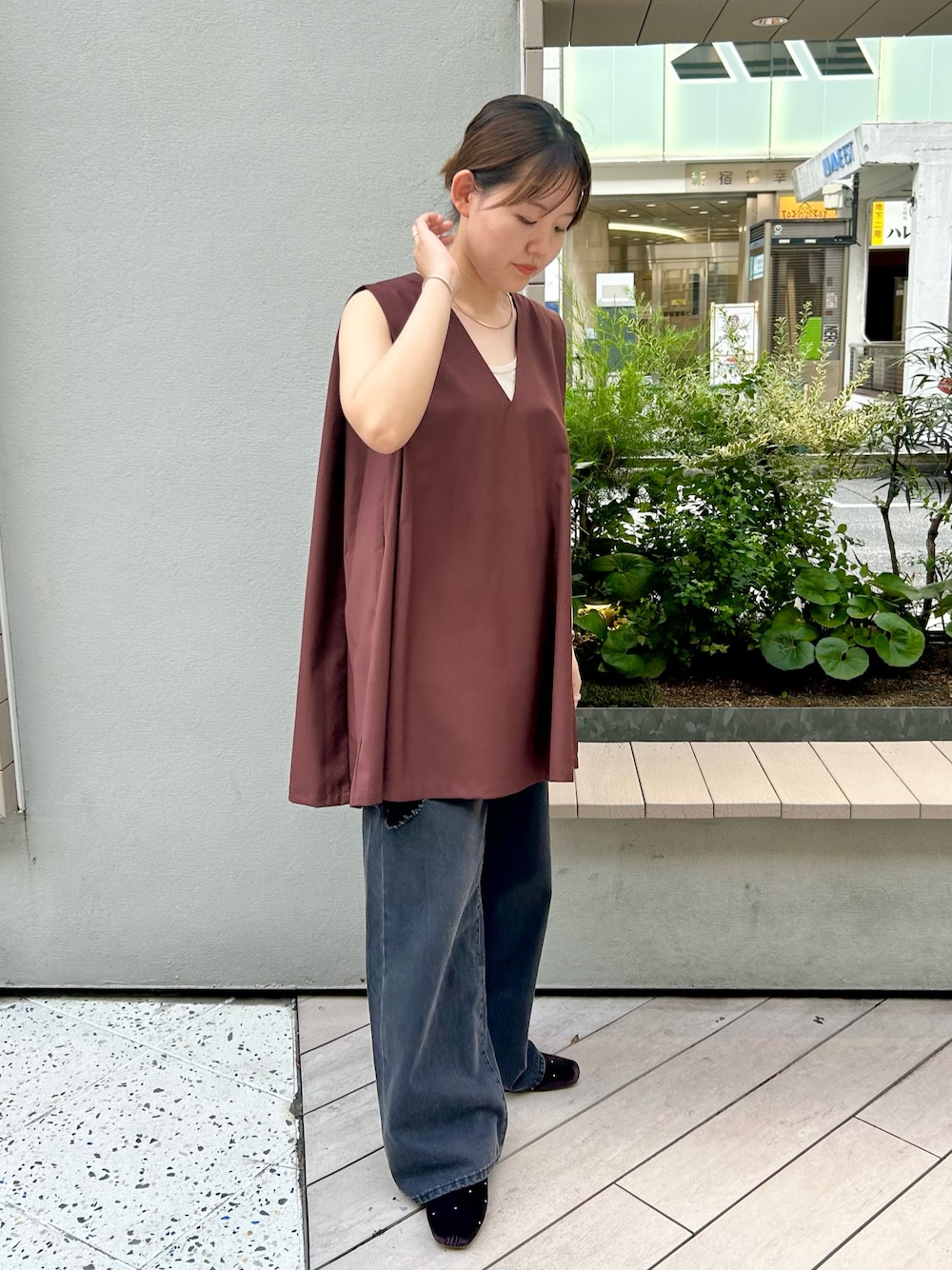 「お出かけコーデ、オトナカジュアル、カジュアルコーデ、ミニワンピ、デニム、秋色、秋先取りコーデ、秋服準備はじめました、KBF」｜「KBFのショルダータックミニワンピース（ワンピース、ブラウン系）」を使った、みきてぃさん（レディース・157cm）の夏コーディネートの1枚目の写真