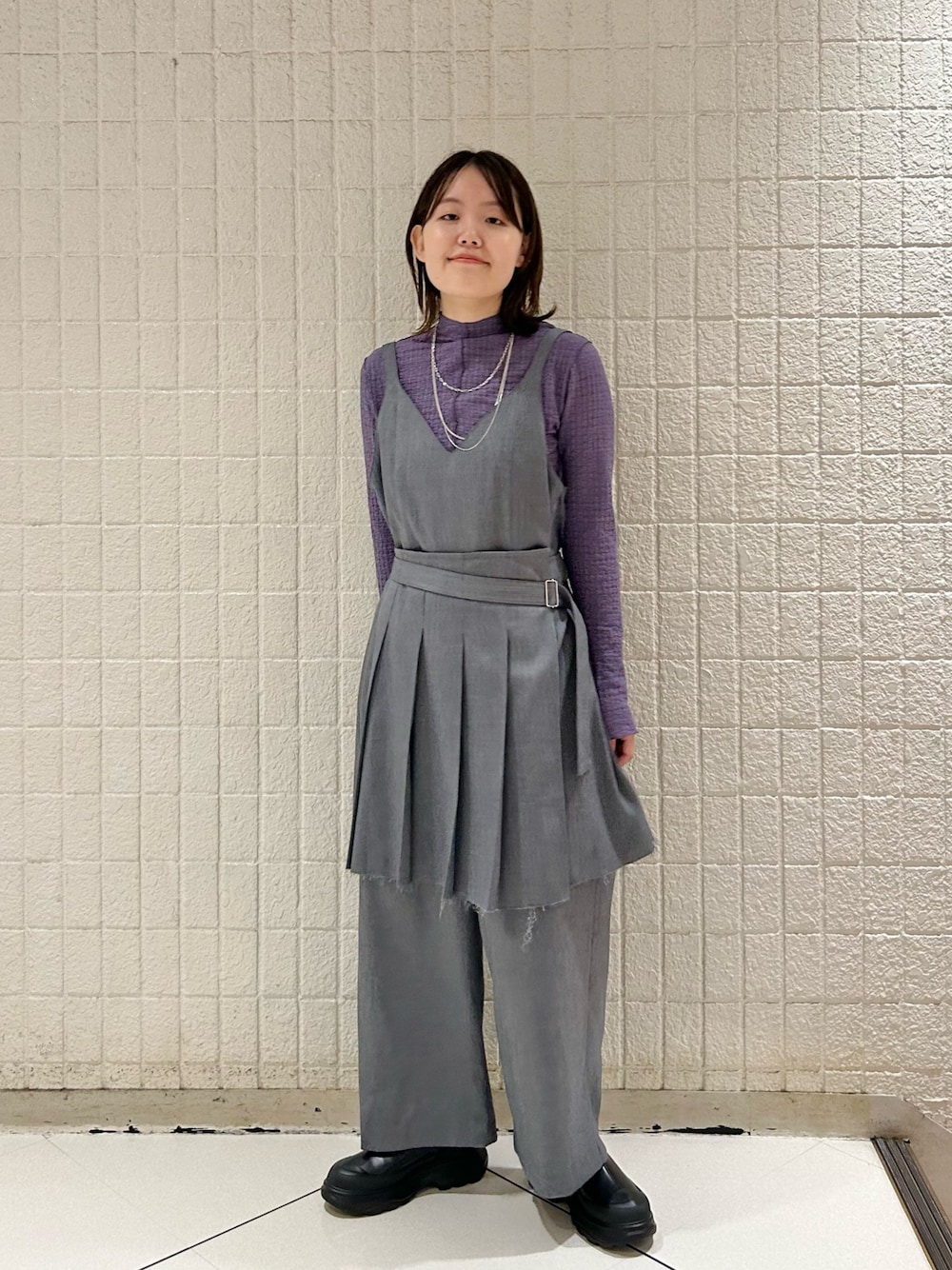 「ハイネック、サロペット、ブーツ、きれいめカジュアル、お出かけコーデ、カラーコーデ、グレー、パープル、KBF」｜「KBFのスニーカーソールサイドゴアブーツ（ブーツ、ブラック系）」を使った、みきてぃさん（レディース・157cm）の秋コーディネートの1枚目の写真