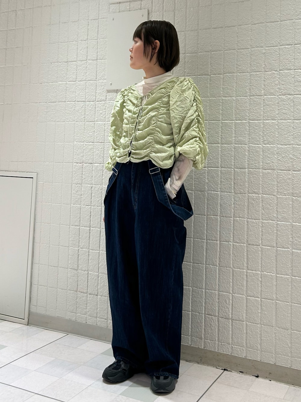「オトナカジュアル、休日スタイル、お出かけコーデ、スニーカーコーデ、カジュアルコーデ、ブラウス、グリーン、デニム、デニムパンツ、サロペット、KBF」｜「NIKEのナイキ テック ヘラ ウィメンズシューズ / Nike Tech Hera Women's Shoes DR9761-003 Anthracite（スニーカー、ブラック系）」を使った、みきてぃさん（レディース・157cm）の春コーディネートの1枚目の写真