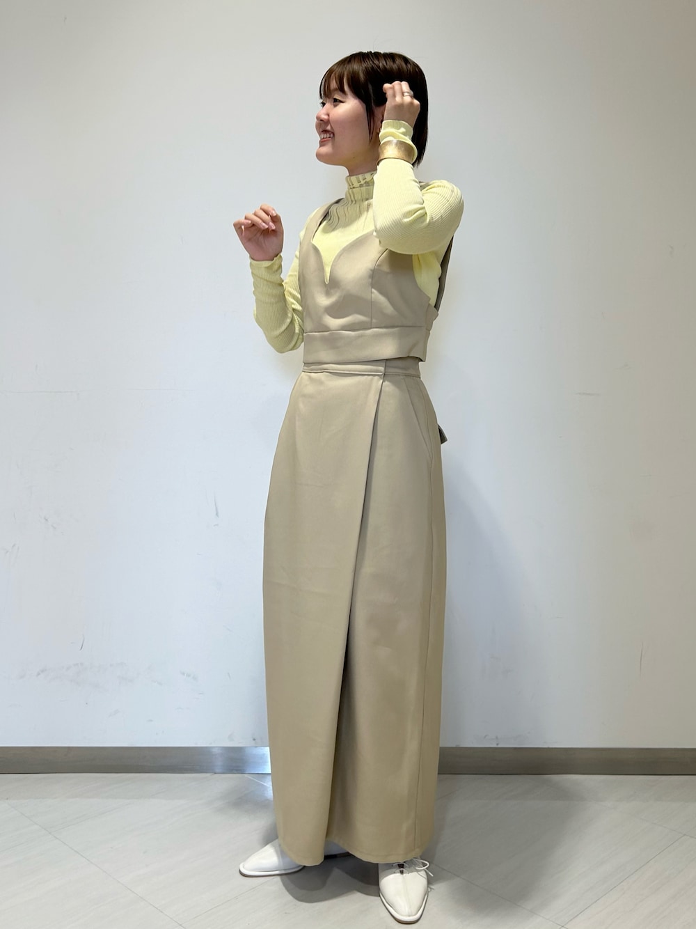 「淡色コーデ、春服コーデ、お出かけコーデ、ワンピース、オトナカワイイ、オトナカジュアル、きれいめカジュアル、おしゃれさんと繋がりたい、KBF」｜「KBFのレースアップシューズ（その他シューズ、ホワイト系）」を使った、みきてぃさん（レディース・157cm）の冬コーディネートの1枚目の写真