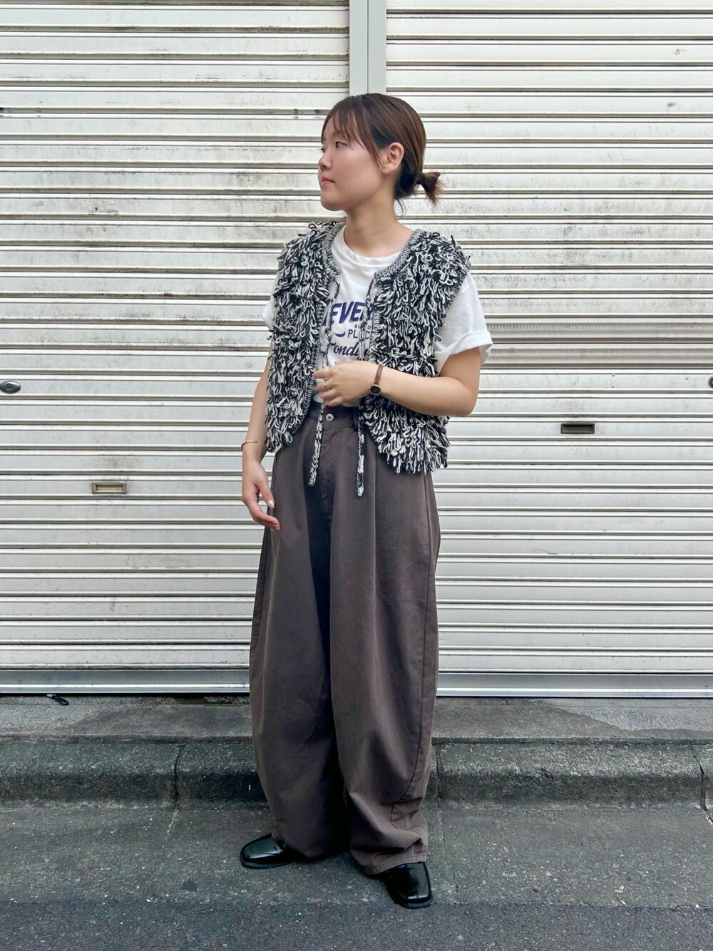 「お出かけコーデ、秋服準備はじめました、オトナカジュアル、モノトーン、レイヤードスタイル、ベスト、ニットベスト、KBF」｜「KBFのワンタックコクーンパンツ（その他パンツ、グレー系）」を使った、みきてぃさん（レディース・157cm）の夏コーディネートの1枚目の写真