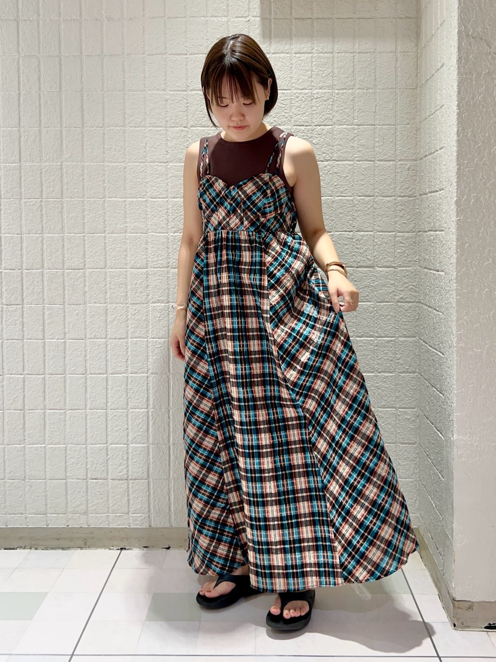 「カジュアルコーデ、お出かけコーデ、夏コーデ、大人可愛い、ワンピース、休日スタイル、カジュアルガーリー、KBF」｜「KBFのスイッチングマキシキャミワンピース（ワンピース、オレンジ系）」を使った、みきてぃさん（レディース・157cm）の春コーディネートの1枚目の写真