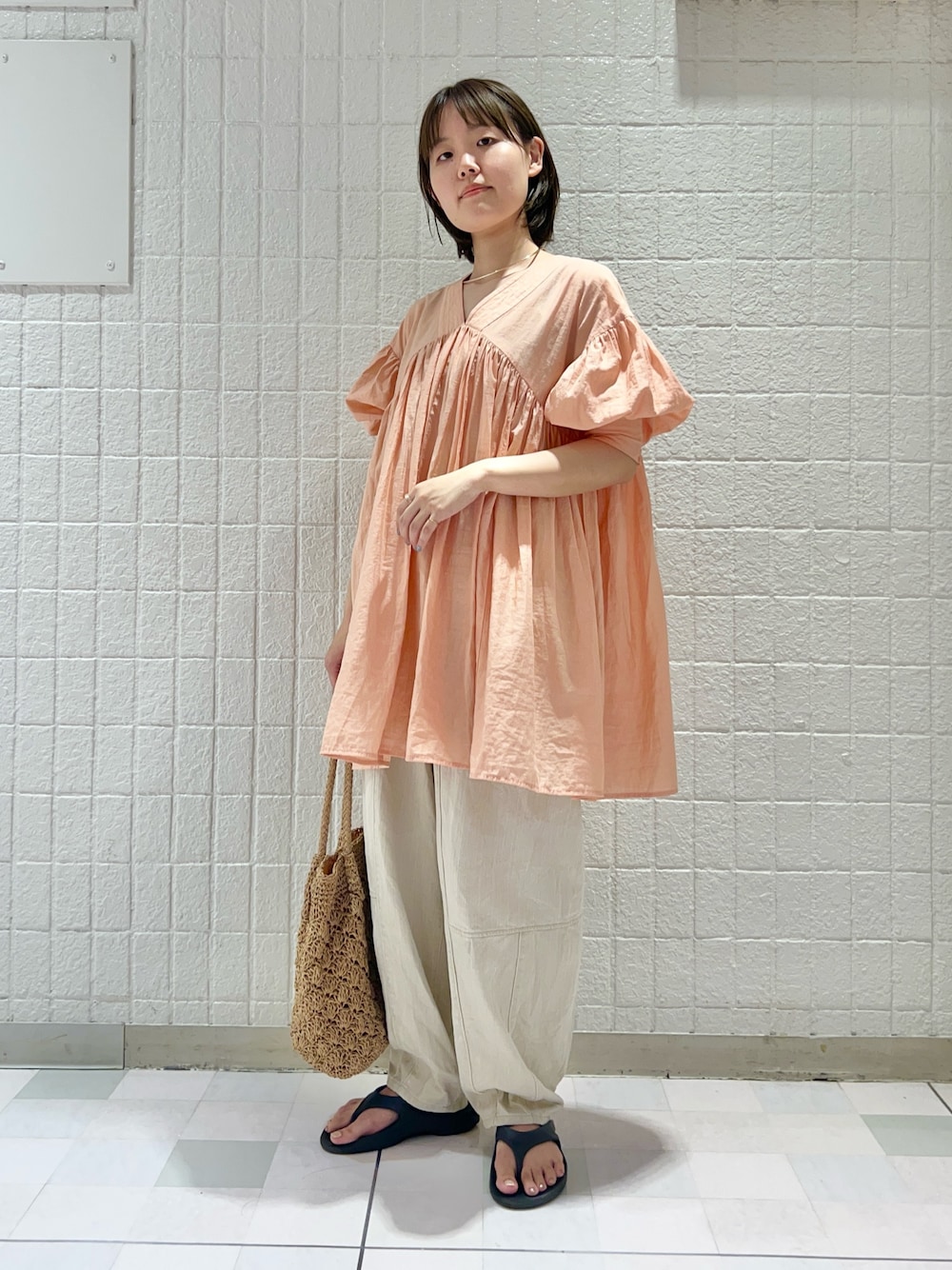 「夏コーデ、休日スタイル、ワンピース、カジュアルコーデ、パンツスタイル、サンダル」｜「KBFのボリュームギャザーミニワンピース（ワンピース、オレンジ系）」を使った、みきてぃさん（レディース・157cm）の夏コーディネートの1枚目の写真