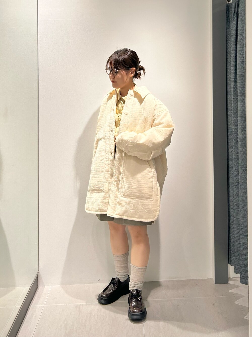 「秋コーデ、カジュアルコーデ、お出かけコーデ、アウター、ホワイト、ハーフパンツ、ローファー、メガネ女子、お洒落さんとつながりたい、KBF」｜「KBFのウェーブミドルジャケット（ダウンジャケット/コート、ホワイト系）」を使った、みきてぃさん（レディース・157cm）の秋コーディネートの1枚目の写真
