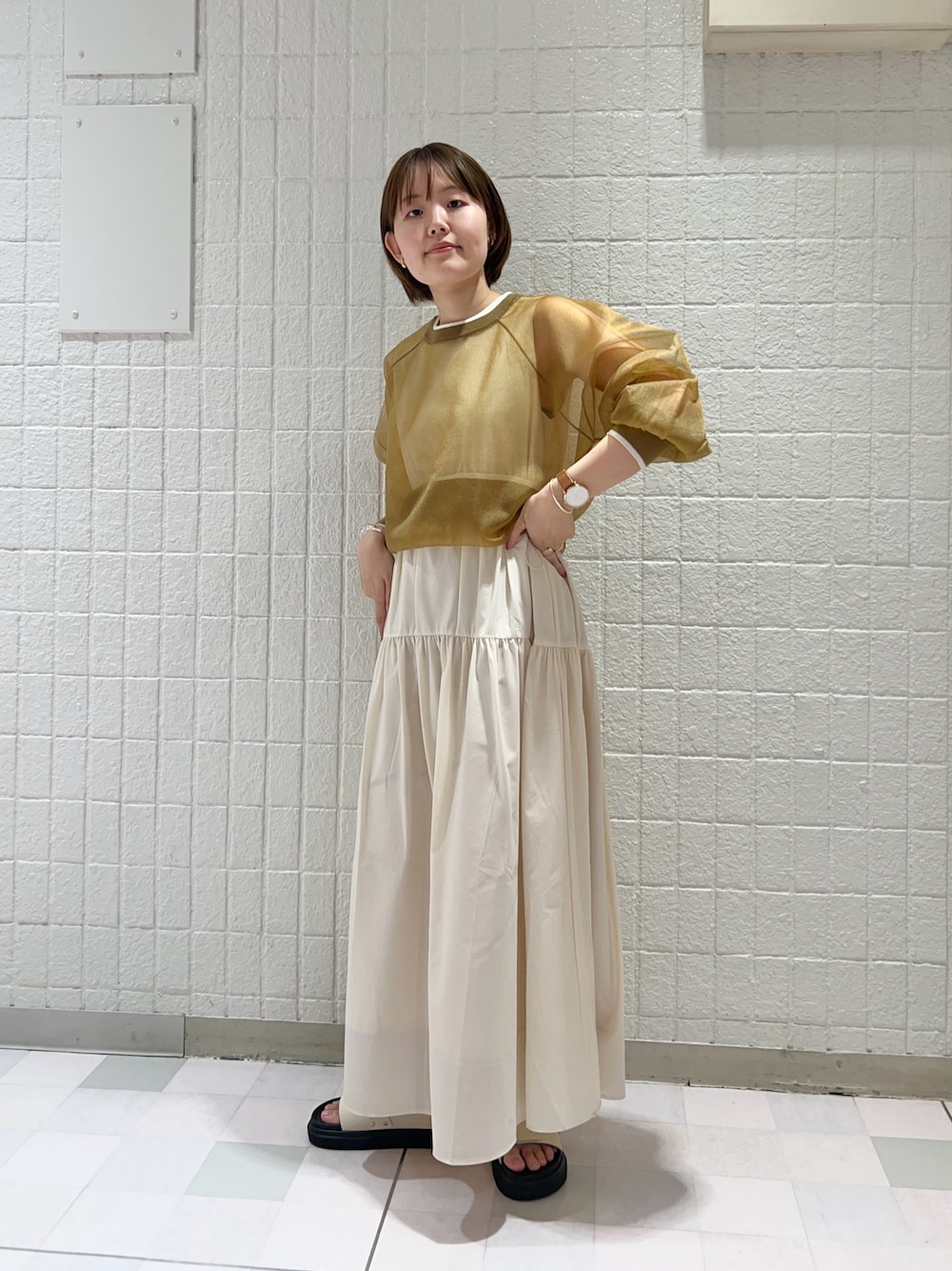 「大人カジュアル、きれいめカジュアル、お出かけコーデ、休日スタイル、春服コーデ、ロングワンピース、ワンピース、シアートップス、春ニット、KBF」｜「KBFのラインカラーガラスニットプルオーバー（ニット/セーター、グリーン系）」を使った、みきてぃさん（レディース・157cm）の春コーディネートの1枚目の写真