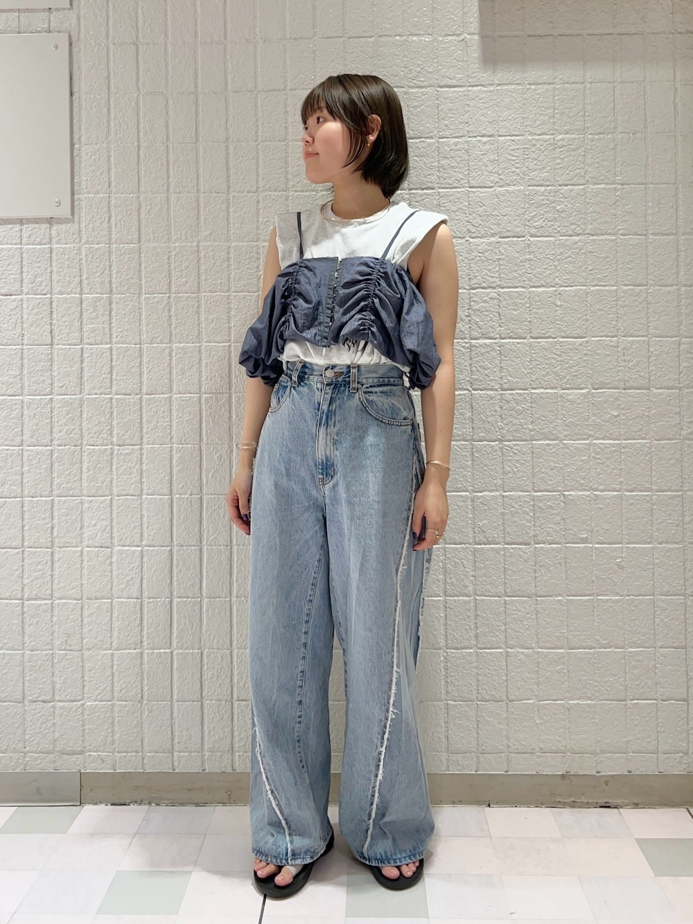 「お出かけコーデ、春夏コーデ、オトナカジュアル、カジュアルコーデ、デニムコーデ、パンツコーデ、レイヤードスタイル、ビスチェ、デニム、KBF」｜「KBFのカットオフワイドデニム（デニムパンツ、ブルー系）」を使った、みきてぃさん（レディース・157cm）の春コーディネートの1枚目の写真
