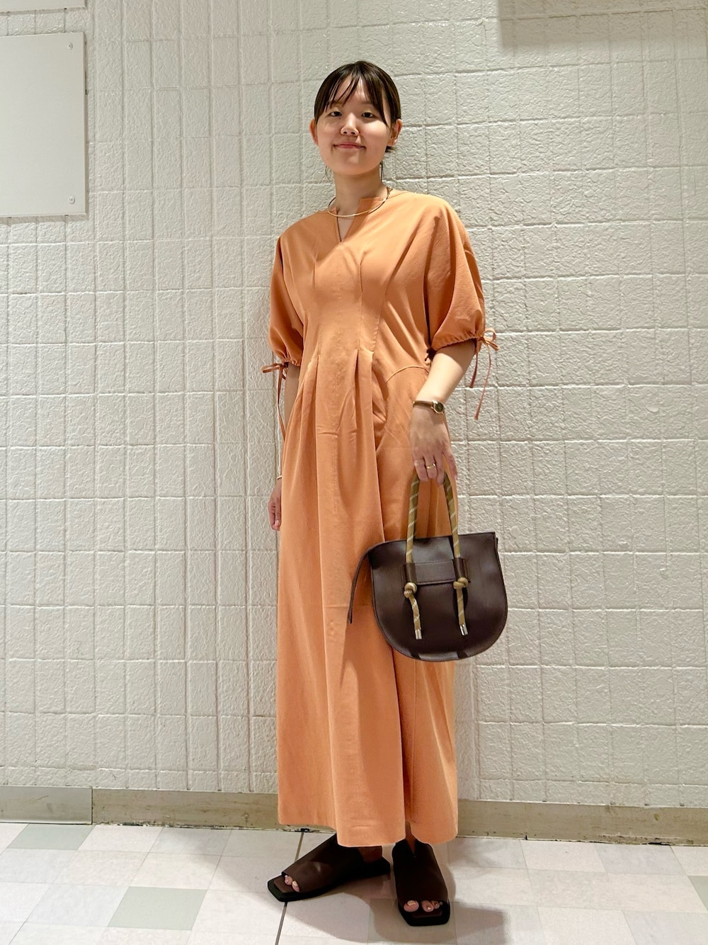 「きれいめカジュアル、お出かけコーデ、デートコーデ、ロングワンピース、ワンピーススタイル、ワンピース、オレンジ、KBF」｜「KBFのカットデザインフラットサンダル（サンダル、ブラウン系）」を使った、みきてぃさん（レディース・157cm）の夏コーディネートの1枚目の写真