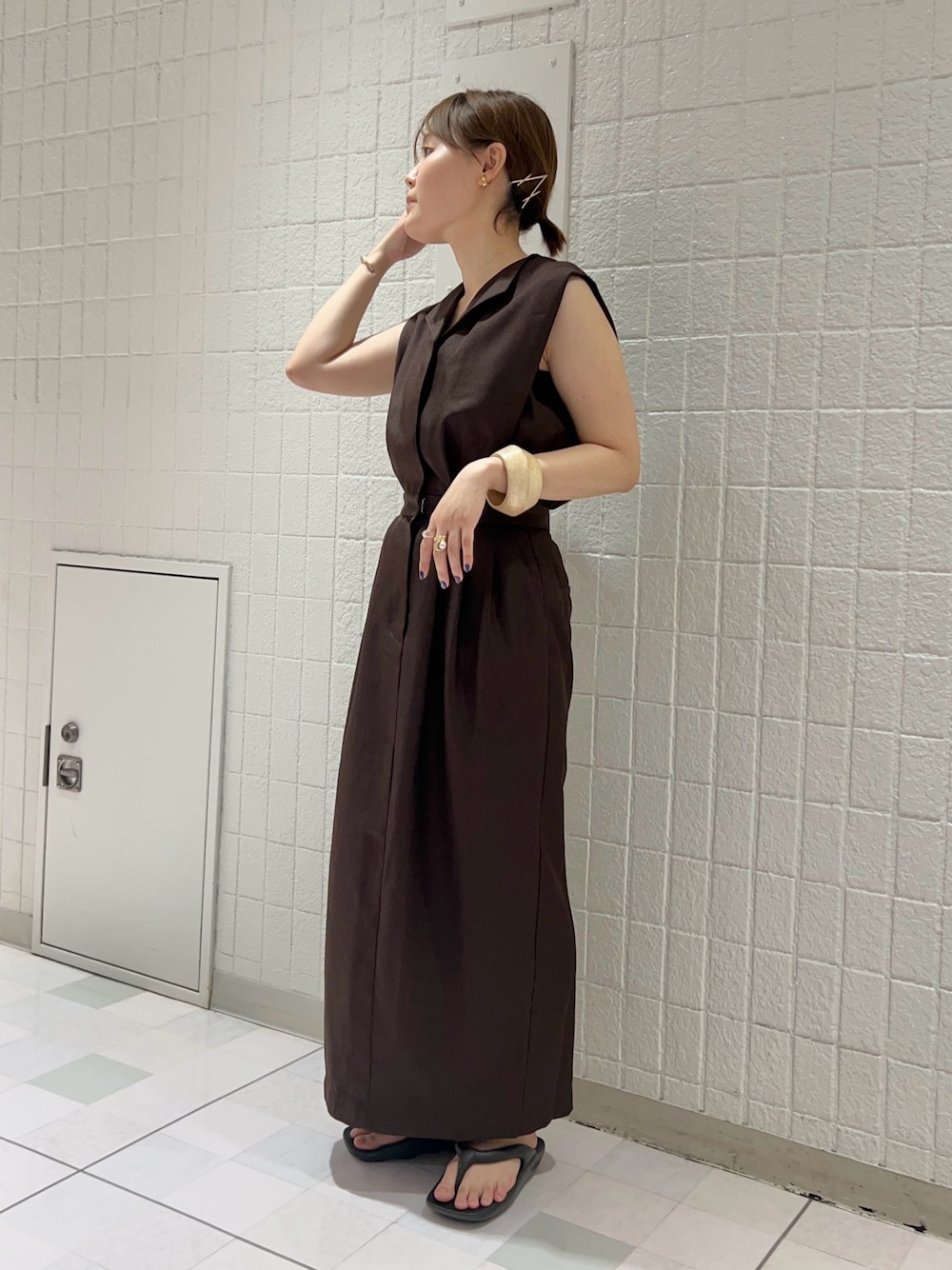 「シンプルコーデ、春夏コーデ、大人コーデ、きれいめカジュアル、ワンピース、ノースリーブ、サンダル、KBF」｜「KBFのショルダータックベストワンピース（ワンピース、ブラウン系）」を使った、みきてぃさん（レディース・157cm）の春コーディネートの1枚目の写真
