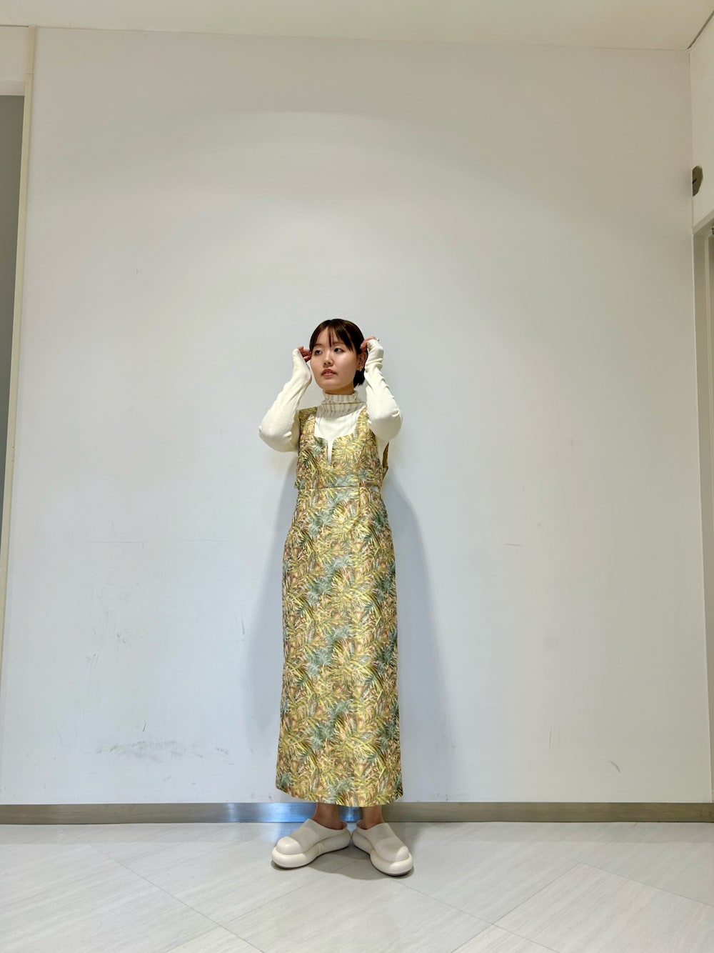 「大人かわいい、春服、キレイめ、きれいめカジュアル、大人カジュアル、デートコーデ、ハイネック、ワンピース、ワンピーススタイル、ファッションを楽しもう、KBF」｜「KBFのサイドオープンジャガードワンピース（ワンピース、イエロー系）」を使った、みきてぃさん（レディース・157cm）の冬コーディネートの1枚目の写真