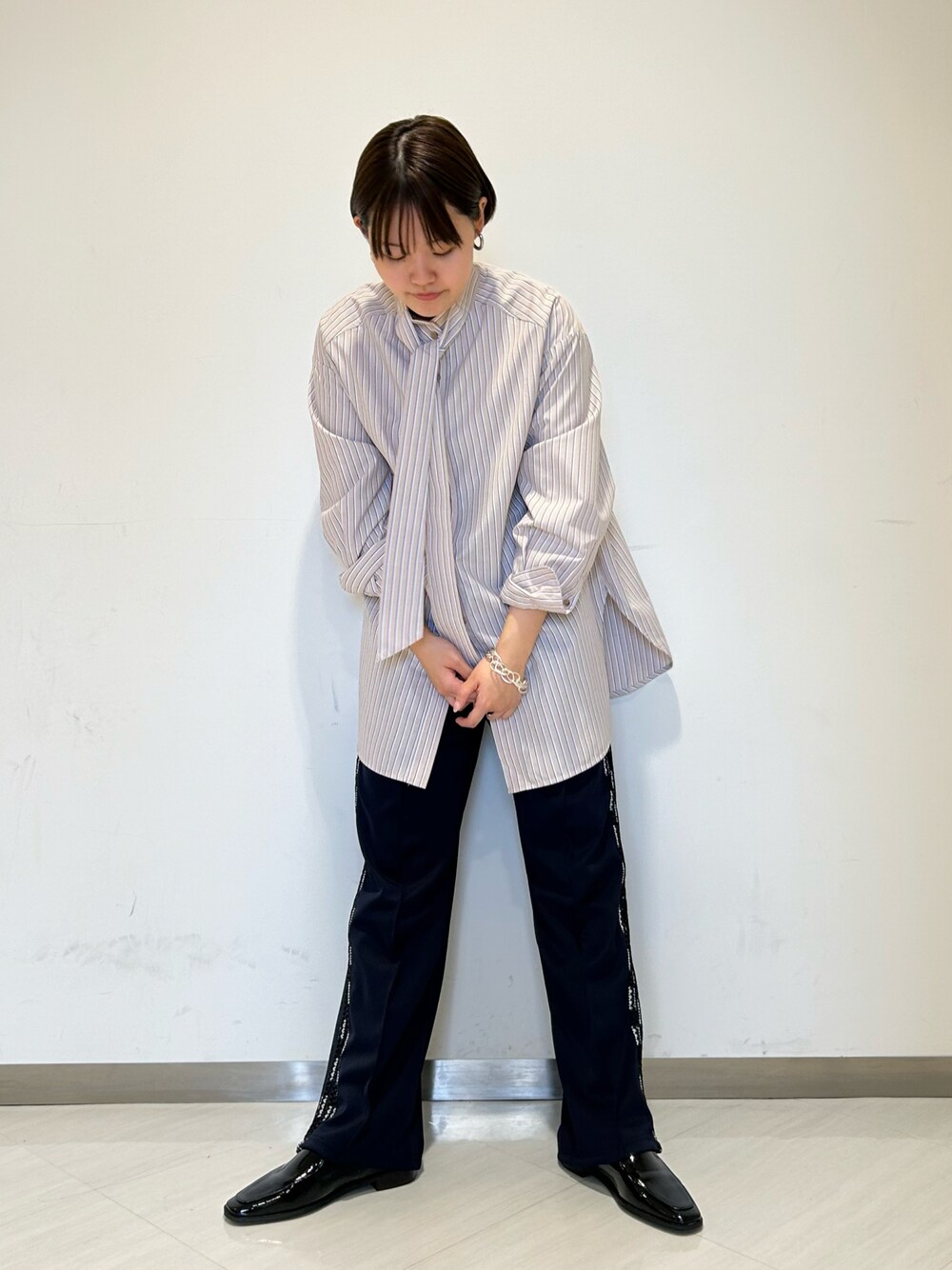 「オトナカジュアル、きれいめカジュアル、お出かけコーデ、おでかけコーデ、ラクチンコーデ、春、春服、シャツスタイル、らくちんパンツ、ローファー、KBF」｜「KBFのボウタイロングシャツ（シャツ/ブラウス、ベージュ系）」を使った、みきてぃさん（レディース・157cm）の冬コーディネートの1枚目の写真