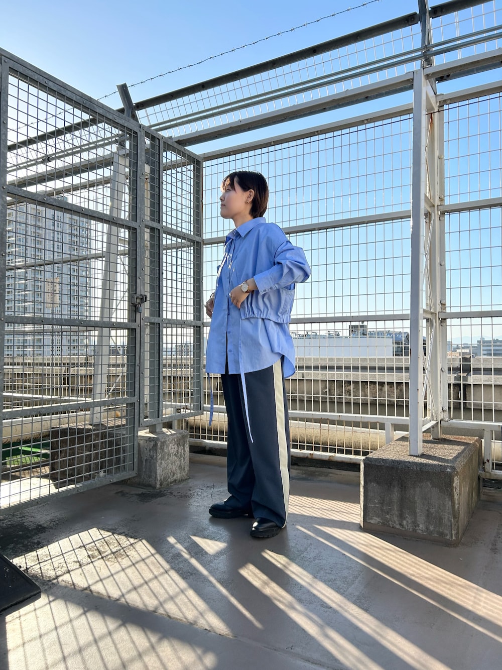 「きれいめカジュアル、シャツスタイル、スラックス、ブーツ、パンツコーデ、ブルー、新作、春、春コーデ、ファッションを楽しもう、お洒落さんとつながりたい、KBF」｜「KBFのストライプレイヤードBIGシャツ（シャツ/ブラウス、ブルー系）」を使った、みきてぃさん（レディース・157cm）の冬コーディネートの1枚目の写真