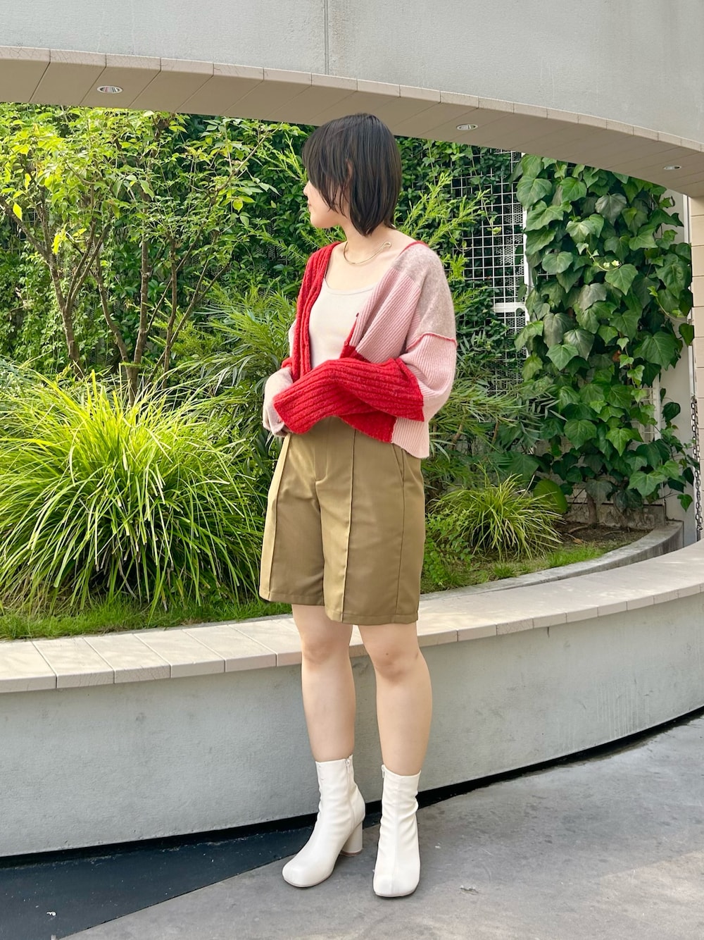 「秋服準備はじめました、秋冬コーデ、カーディガン、おでかけコーデ、ハーフパンツ、ブーツ、KBF」｜「KBFのピンタックショートパンツ（その他パンツ、グリーン系）」を使った、みきてぃさん（レディース・157cm）の夏コーディネートの1枚目の写真